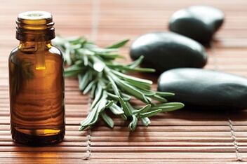 Aceite de árbol de té para hongos en las uñas de los pies.