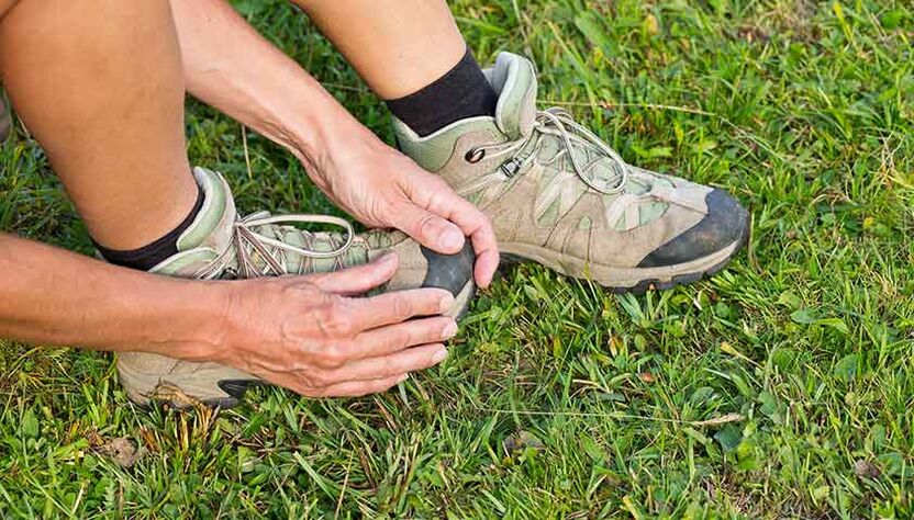 Los pacientes con hongos en los pies experimentan dolor y dificultad para caminar